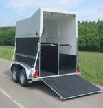 Typ "Pony" mit schwarzen Bordwänden und silberner Polyester-Haube, Zubehör: Trittschutz an Seitenwänden