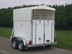 Typ "Pony" mit weißen Bordwänden und Plane, Zubehör: steckbares Fohlengitter auf Heckklappe